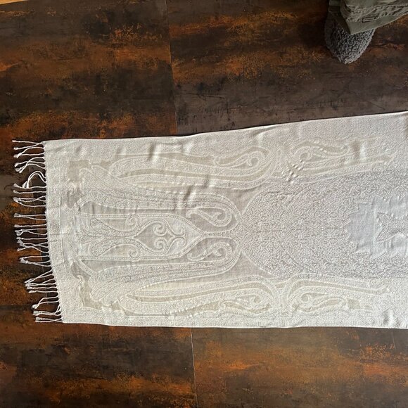 NWT Vince Camuto Extra Long Light Grey Metallic Scarf/Wrap with Fringe - Picture 5 of 11